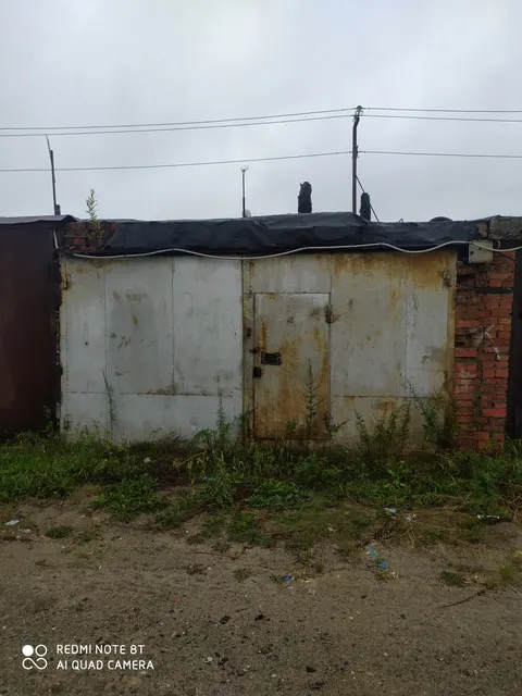 Нежилое здание, гараж, общей площадью 21,9 кв.м., кадастровый номер: 86:18:0010202:938, по адресу: Ханты-Мансийсий автономный округ – Югра, г. Радужный, Северо-западная коммунальная зона, ГСК «Нефтяник», стр. 347, с одномоментным отчуждением земельного участка, площадью 24 +/- 2 кв.м., кадастровый номер: 86:18:0010211:720. Стоимость земельного участка составляет – 11 000,00 руб., в процессе торгов не меняется.