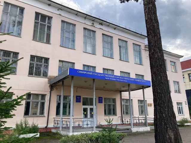 Продажа находящегося в федеральной собственности объекта недвижимого имущества площадью 4 214,5 кв. метра (кадастровый номер 24:58:0000000:755), расположенного по адресу: Российская Федерация, Красноярский край, г.о. ЗАТО город Железногорск,  г. Железногорск, ул. Советская, зд. 27, с одновременным предоставлением в аренду находящегося в федеральной собственности земельного участка площадью 6 179 кв. метров, на котором расположен такой объект недвижимого имущества.