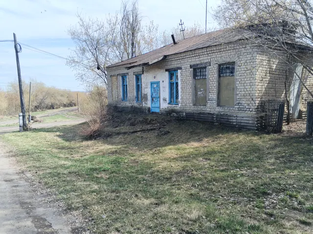 Лот № 2: - Нежилое здание площадью 87,9 кв. м. с земельным участком, по адресу: Курганская область, Куртамышский район, с. Песьяное, ул. Строителей, д. 26
