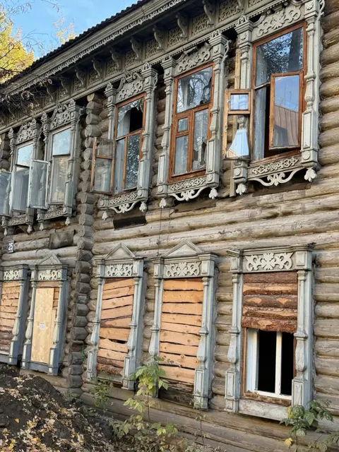 Нежилое здание, являющееся объектом культурного наследия регионального значения, «Дом с деревянной резьбой», находящееся в неудовлетворительном состоянии