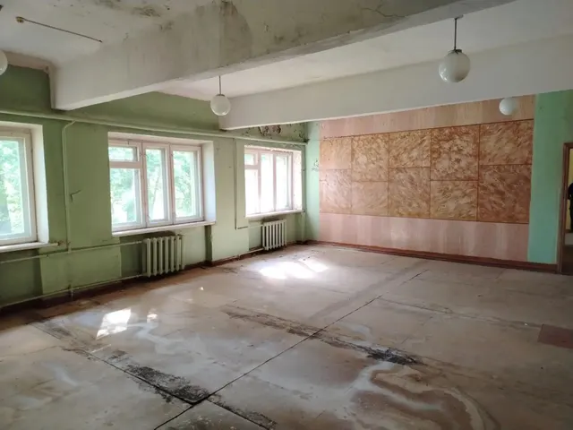 Имущественный комплекс, состоящий из 3 нежилых зданий, 4 сооружений, 4 объектов движимого имущества и земельного участка с кадастровым номером 71:22:030306:82, Тульская обл., Щекинский р-н, рп. Первомайский, ул. Административная, д. 11