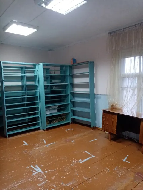 Библиотека  с земельным участком по адресу: Российская Федерация, Архангельская область, муниципальный округ Каргопольский, деревня Казаково, ул. Октябрьская, д. 6 а.