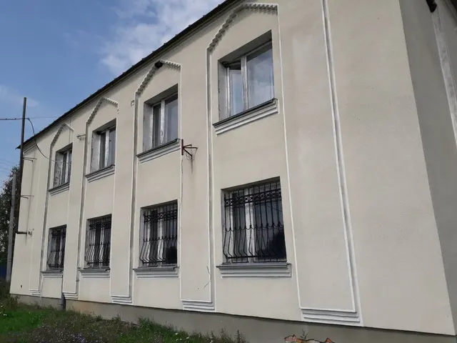Нежилое административное здание с земельным участком