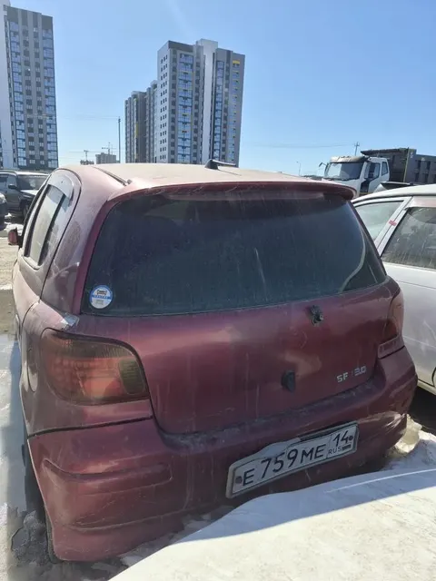 Автомобиль Toyota Vitz, 2003 г.в., г/н Е759МЕ14, передний бампер сломанный с левой стороны, краска на капоте треснута, левая передняя дверь с вмятиной, левое крыло переднее с дырой, с правой стороны рисунок солнца по кузову