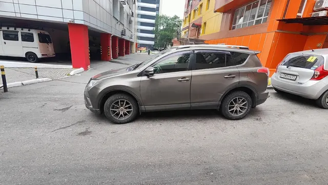 Автомобиль Toyota RAV 4, легковой универсал, 2016 года выпуска.
