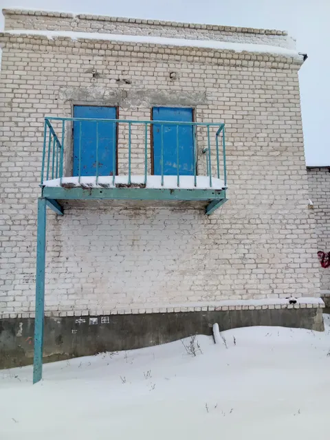 Здание, назначение: нежилое, наименование: Физкультурно - оздоровительный комплекс, общей площадью 536,8 кв.м., кадастровый номер 34:07:070003:4514, расположенного на земельном участке площадью 4469 кв.м., кадастровый номер34:07:070003:743. Двухэтажное, кирпичное строение.Право собственности принадлежит  Линевскому городскому поселению Жирновского муниципального района Волгоградской области.