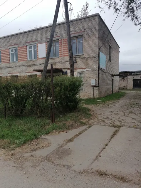 Нежилое здание с кадастровым номером 43:01:310107:186, год ввода в эксплуатацию 1976, площадью 594,4 кв.м, назначение - нежилое с земельным участком кадастровый номер 43:01:310107:38, площадью 1322 кв.м, категория земель – земли населенных пунктов, вид разрешенного использования – для размещения здания типографии расположенное по адресу: Кировская область, Арбажский район, пгт Арбаж, ул. Кооперативная, д.18