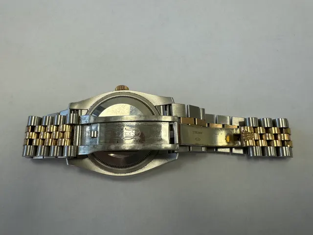 Наручные часы «Rolex Datejust ref. 116203» (на часах указан идентификационный номер «S7776635») ,корпус круглый, из металла серебристого цвета со вставкой из металла золотистого цвета и прозрачными камнями на циферблате, браслет из металла серебристого цвета с золотистой вставкой в центре и с замком. На замке штампованная надпись «ROLEX», «GENEVA», «SWISS MADE», б/у