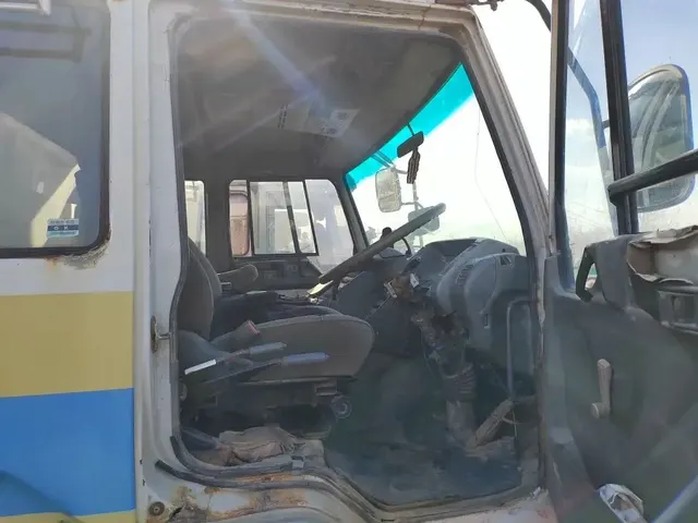 грузовой самосвал Mitsubishi Fuso, г/в 1989, г/н М533ТУ65, № шасси FV416J750681. Место нахождения: Сахалинская область, г. Южно-Сахалинск, Холмское шоссе 3в/2. Должник: Казарян А.М. Обременение: арест.