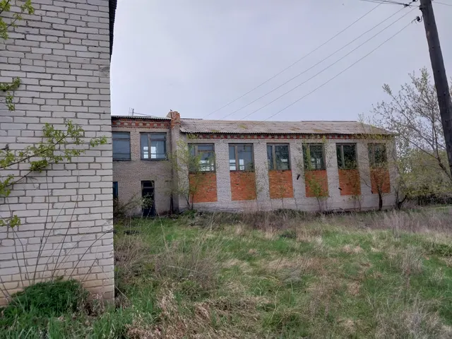 Здание школы, земельный участок