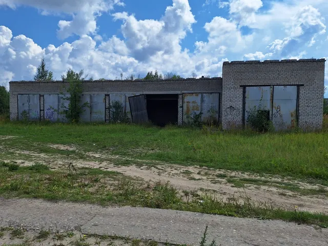 Здание, гараж, площадью 282,1 кв. м.., с земельным участком
