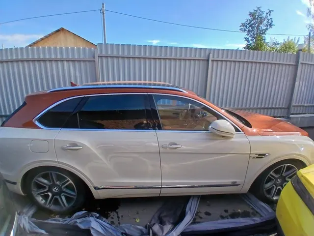 Легковой автомобиль БЕНТЛИ BENTAYGA V8 DIESEL, 2019 года выпуска, идентификационный номер (VIN): SJAAE14V1LC030338, № кузова (прицепа): SJAAE14V1LC030338, шасси (рамы): отсутствует, мощность двигателя: 435 л.с., 319,9 кВт, объем двигателя: 3956 куб. см, цвет: бежевый-оранжевый