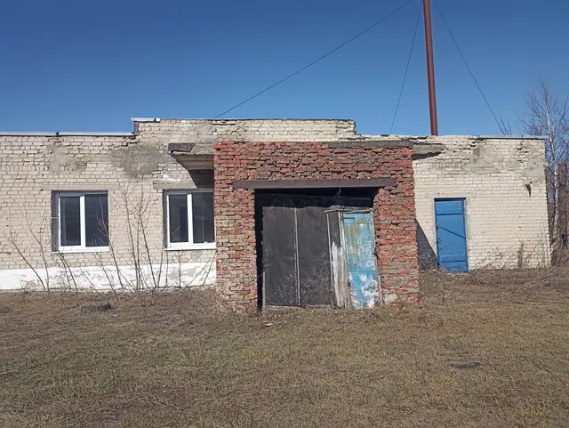 Земельный участок и расположенные на нем нежилые здания: проходная будка, основной склад, здание – гараж, здание – подстанция трансформаторная, эстакада для хранения баллонов, склад ГСМ № 1, по адресу Саратовская область, Калининский район, г. Калининск, ул. Пролетарская, №2/1. Площадь земельного участка 6582 кв.м, кадастровый номер земельного участка 64:15:281811:31; площадь проходной будки – 7,1 кв.м, кадастровый номер 64:15:000000:7542; площадь основного склада – 1315,8 кв.м, кадастровый номе