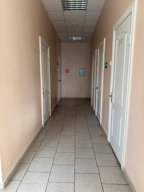Нежилое здание с земельным участком