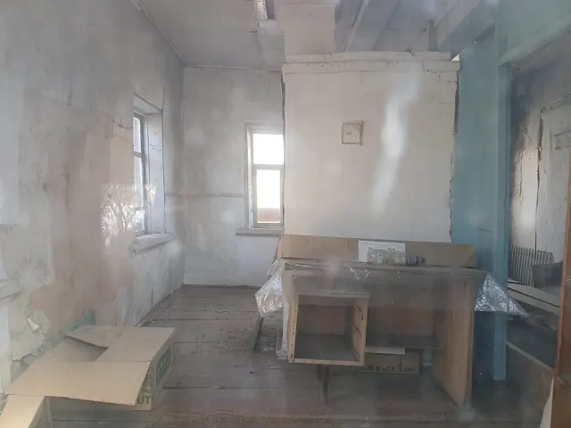 Здание площадью 49,4 кв.м с земельным участком площадью 1089,0 кв.м.