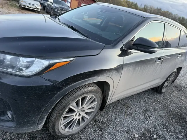 Транспортное средство Toyota Highlander, 2018 года выпуска, цвет - черный, VIN 5TDDZRFH50S822105, государственный номер M653TH29. Состояние ТС: в рабочем состоянии, небольшие царапины и сколы ЛКП, подкапотное пространство проверено, пробег 126370 км.