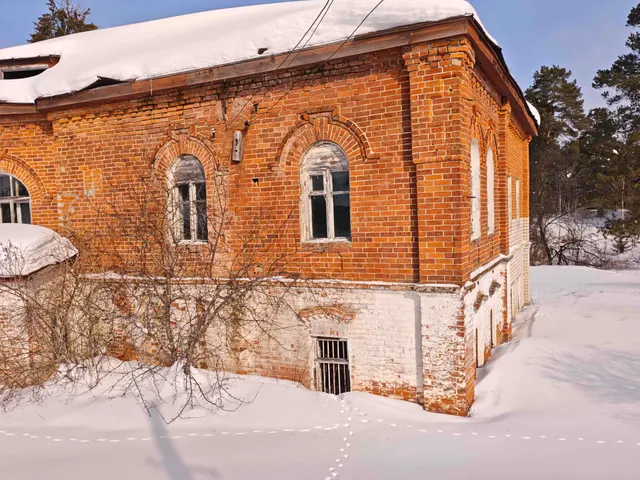Нежилое здание с земельным участком