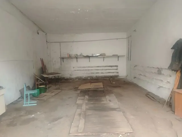 Нежилое здание  (гаражный бокс) с кадастровым номером 02:60:010129:223, площадью 94,3 кв.м., с земельным участком кадастровый номер 02:60:010129:162, площадью 155 кв.м., расположенные по адресу: Республика Башкортостан, г. Кумертау, ул. Советская, д.7.