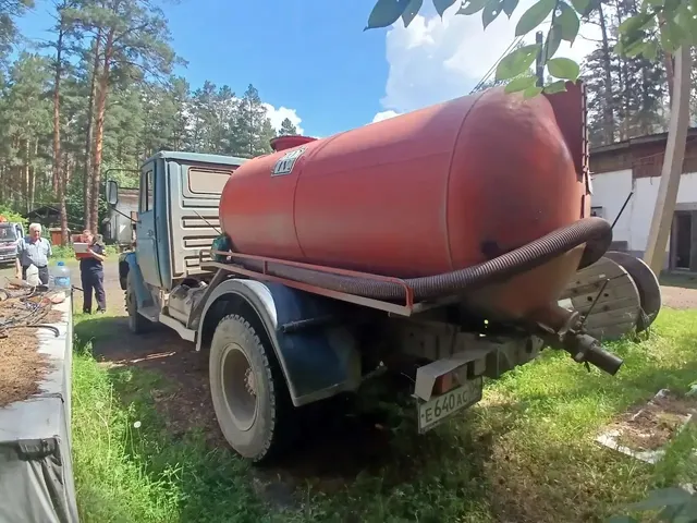 ЗИЛ 433362 1995 года выпуска, государственный регистрационный номер Е640АС04, цвет голубой, VIN XTZ433362S3418329. ПТС отсутствует (арест, запрет на регистрационные действия).