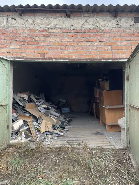 Земельный участок с кадастровым номером 07:10:0206002:94, площадью 25 кв.м. и расположенное на нем здания гаража с кадастровым номером 07:10:0206003:430, площадью 37,7 кв.м, расположенных по адресу: Кабардино - Балкарская республика, г. Прохладный, пер. Заводской, кооператив "Искатель"