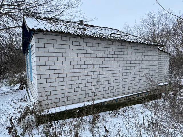 Здание 41,4 кв.м и земельный участок 200 кв.м, расположенные по адресу: Курская область, Советский район, Александровский сельсовет, с. Грязное, д. 250А