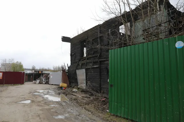 Здание (объект культурного наследия регионального значения  в неудовлетворительном состоянии), находящееся в государственной собственности Санкт-Петербурга, по адресу:  Санкт-Петербург, город Красное Село, Фабричный поселок, д. 2, литера А, с предоставлением покупателю права на заключение договора аренды земельного участка