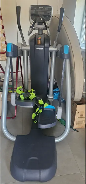 Беговая дорожка PRECOR AKBKB01180028, черно-белого цвета, б/у, должник Кушнарева О.В., (Поручение ТУ Росимущества в РО от 27.08.2026 № 61-1454-У). Адрес (местоположение): Ростовская область, п. Парковый, х. Рабатский, ул. Парковая, д. 8.