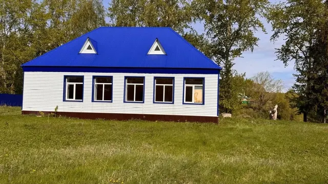 Нежилое здание с кадастровым номером 02:51:050501:290, площадью 124,2 кв.м., с земельным участком с кадастровым номером 02:51:050501:307, площадью 2728 кв.м, категории земель: земли населенных пунктов, разрешенное использование – для размещения здания школы