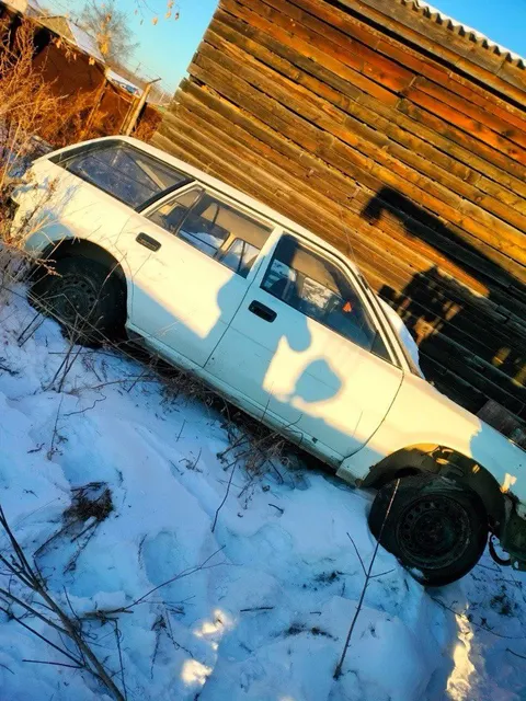 Автомобиль марки "Toyota Sprinter" 1989 г.в., г/н К985ЕР27,цвет белый, по пириметру множество сколов, царапин,вмятин.Двигатель,бампер,фары отсутствуют.Салон частично разукомплектован.Не на ходу.
