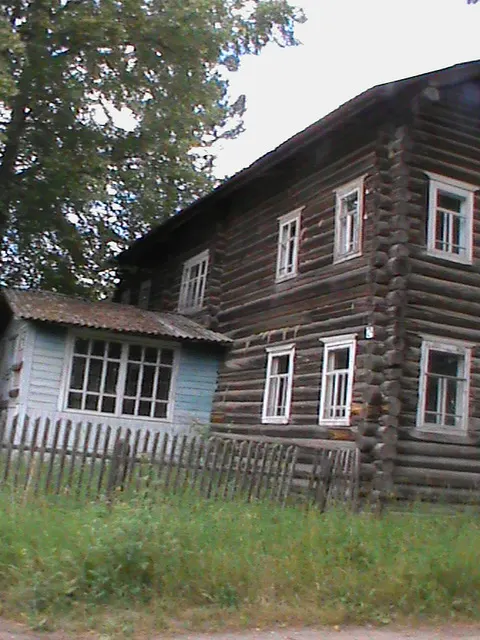 Имущественный комплекс ( земельный участок с расположенными на нем двумя административными зданиями)