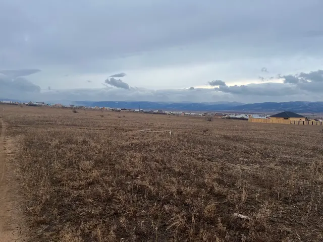 Земельный участок площадью 800 кв. м, кадастровый номер 03:08:360101:2029, категория земель - земли населенных пунктов, вид разрешенного использования - для индивидуального жилищного строительства. Местоположение: Республика Бурятия, Иволгинский р-н, с. Иволгинск.