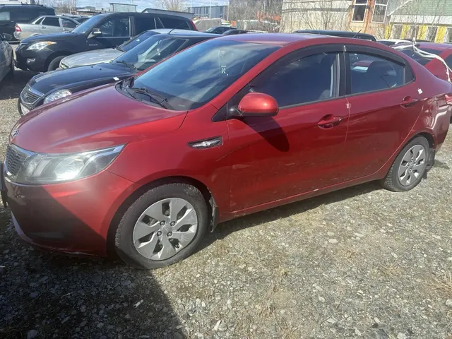 Автомобиль марки КИА РИО, г/з К042УО186, VIN Z94CB41AADR130564, цвет красный, г/в 2013 ТС обременено ЗАЛОГОМ. По общему правилу при переходе права собственности залог сохраняется в соответствии со ст. 353 ГК РФ; приобретатель имущества приобретает права и несет обязанности залогодателя. Риски, связанные с сохранением залога и возможностью обращения взыскания на предмет залога, несет приобретатель. ТС имеет ограничения ФССП на регистрационные действия (ключи и документы отсутствуют).