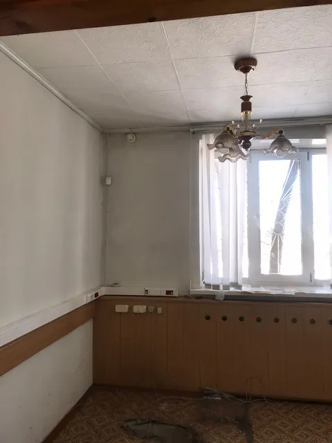 Земельный участок с кадастровым номером 54:04:010109:21, площадью 690+/-18 кв.м., РНФИ:П11550002138, с расположенными на нем объектами: нежилое здание с кадастровым номером:  54:04:010109:116, общей площадью 102,4 кв.м., РНФИ: П12550011240, нежилое здание (гараж) с кадастровым номером:  54:04:010109:117, общей площадью 39,1 кв.м., РНФИ: П12550011239 по адресу: Новосибирская область, Венгеровский район, с. Венгерово, ул. Добролюбова, д.3