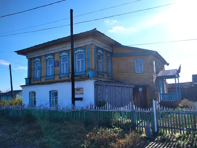Здание, назначение: нежилое, общая площадь: 159,8 кв.м. кадастровый номер: 45:05:020111:440, этажность: 2, материал стен: 1 этаж - кирпичные, 2 этаж- рубленные из бревен, крыша- шиферная.