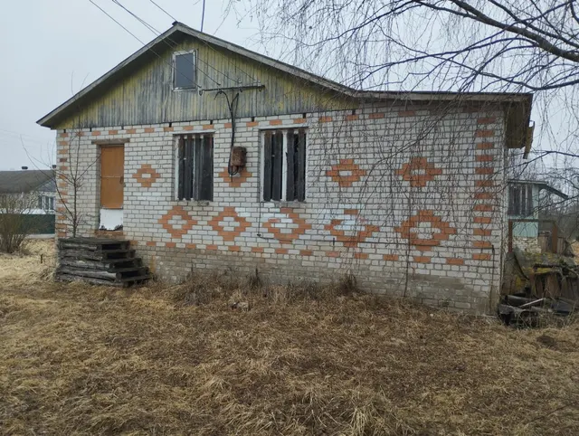 Здание с  кадастровым № 76:07:101701:72, назначение: нежилое, количество этажей: 1, в том числе подземных 0,  площадью 179,4 кв.м,  по адресу: Ярославская  область, Мышкинский район,  село Флоровское, улица Цветочная, дом 4,  с земельным участком с   кадастровым  № 76:07:101702:3, площадью 1802 кв.м,  по адресу:   Ярославская   область,  муниципальный район   Мышкинский,  сельское поселение Приволжское, село Флоровское, улица Цветочная,  земельный участок 4.