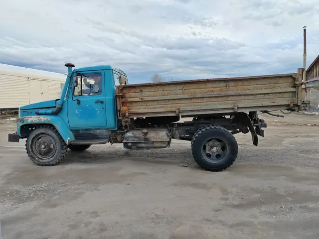Автомобиль ГАЗ-САЗ 35071, г.в. 1996, VIN: XTH330900T0787163, г/н: О491МС11, Документы: Нет, Ключи: Нет, Примечание: В ходе внешнего осмотра установлено наличие колес, запасное колесо, кузов бортовой, кабина, фары, заднее стекло в кабине разбито, лобовое стекло в кабине имеет трещины. В кабине имеются сидения, руль, педали. АС ПИБИ: 11-009067-1