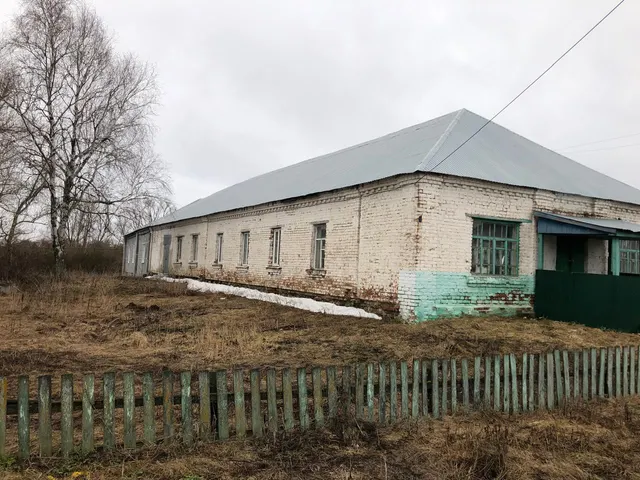Нежилое здание (бывший ФАП) общей площадью 419, 4 кв.м. с земельным участком, расположенном под зданием, площадью 1933 кв.м., кадастровый номер земельного участка 58:08:0600301:68
