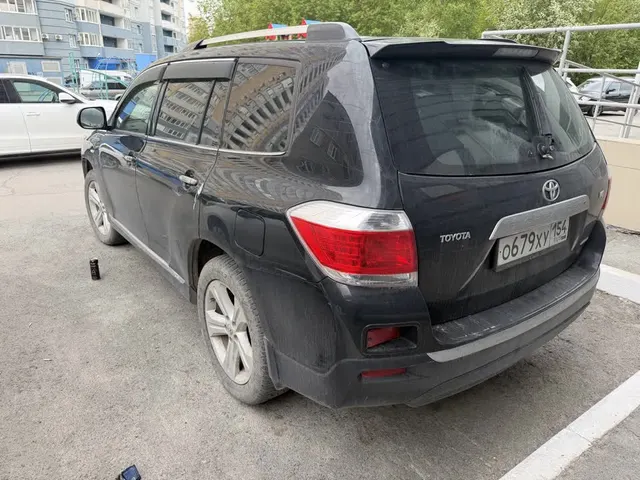 Легковой автомобиль TOYOTA HIGHLANDER, 2013 г.в., г/н О679ХУ154, VIN: JTEES42A902221612, цвет черный (залог)