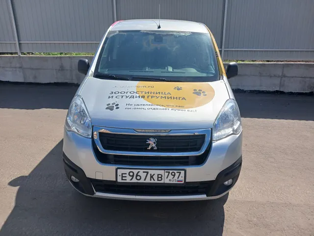 Легковой автомобиль PEUGEOT PARTNER, 2021 года выпуска, идентификационный номер (VIN): Z8T7JNFJTMM012568, № кузова (прицепа): Z8T7JNFJTMM012568, шасси (рамы): отсутствует, мощность двигателя: 114,2 л.с., 84 кВт, цвет: серый, гос. номер Е967КВ797