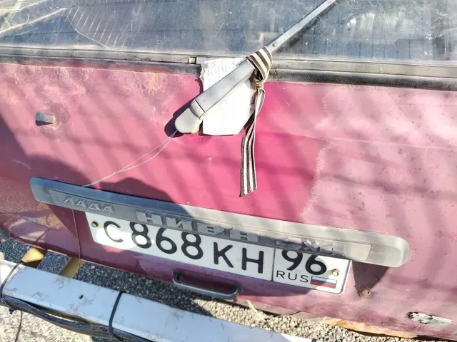 Автомобиль ВАЗ 21213, гн С868КН96, 2001 г.в. Темно-бордовый. ТС имеет ограничения ФССП на регистрационные действия (ключи и документы отсутствуют, техническое состояние не проверялось, пробег не известен). Имущество продается в том виде, в каком оно есть, в случае продажи возврату/обмену не подлежит. За скрытые дефекты имущества Продавец ответственности не несет.