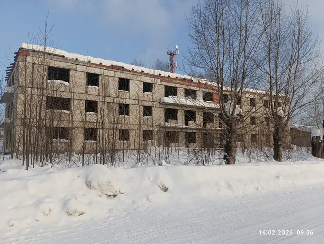Объект незавершенного строительства площадью застройки 533,6 кв.м., проектируемое назначение - многоквартирный жилой дом, степень готовности 53%, кадастровый номер 66:17:0301009:602, с земельным участком площадью 2464 кв.м., категория земель - земли населенных пунктов, разрешенное использование - малоэтажная многоквартирная жилая застройка, кадастровый номер 66:17:0301009:790, расположенные по адресу: Свердловская область, Нижнетуринский муниципальный округ, пос. Ис, ул. Советская, д. 16Б