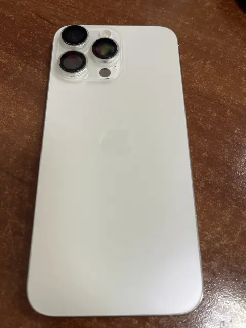 Сотовый телефон  марки Iphone 15 ProMax в корпусе белого цвета