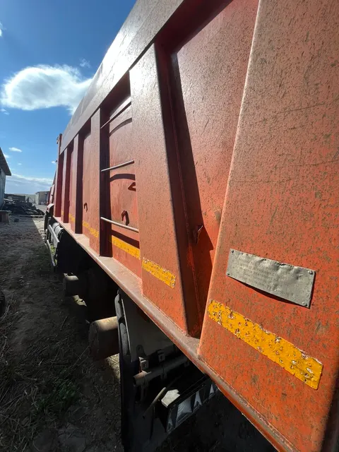 Грузовой самосвал КАМАЗ 6520, 2013 г.в., г/н Т494ММ124, VIN X1F652000D0001897, кузов № X1F652000D0001897, цвет оранжевый, в нерабочем состоянии, отсутствует двигатель, КПП, кардан, аккумулятор, кабина разукомплектована. Должник ООО «Строймастер». Обременения: Арест, запреты на рег. действия. Начальная цена продажи 773999,72 руб., в т.ч. НДС 139573,72 руб. Задаток 117000,00 руб. (пор. 2137)