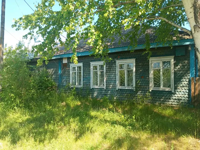 Нежилое здание с земельным участком