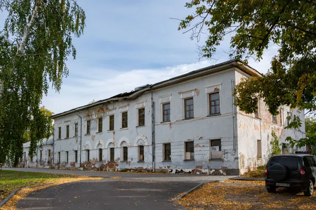 Имущественный комплекс в составе, которого: земельный участок, общей площадью 5 583 кв.м., кадастровый номер: 48:11:0470166:12, 2 здания и 2 сооружения, в т.ч. здание объекта культурного наследия «Здание торгового техникума», конец XVIII-начало XIX в., расположенные по адресу: Россия, Липецкая область, Лебедянский район, г. Лебедянь, ул. Ленина, дом 50.
