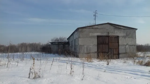 Гараж, назначение: нежилое, площадью 221кв.м., расположенный по адресу: Тюменская область, Юргинский район, д.Сергеева, ул. Революции, д.1а, Кадастровый номер  72:20:0102001:96. Год постройки 1987. Земельный участок, расположенный по адресу:  Тюменская область, Юргинский район, д.Сергеева, ул. Революции, земельный участок 1а,   категория земель: земли населенных пунктов, вид разрешенного использования: под нежилое здание (гараж),  площадь 5209кв.м. Кадастровый номер 72:20:0102001:94