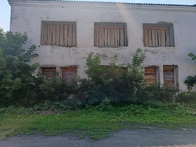 Здание, назначение: нежилое, площадь: 364,4 кв.м., этаж: 2, кадастровый номер: 45:16:000000:1227, расположенное по адресу: Российская Федерация, Курганская область, м.о. Притобольный, с. Глядянское, ул. Советская, зд. 12; земельный участок с кадастровым номером 45:16:030109:189, площадь 400 кв. м,