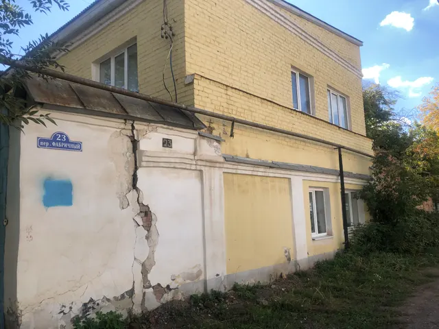Комплекс им-ва, расположенный: обл. Оренбургская, г. Оренбург, пер. Фабричный, дом 23: 1. ЗУ Пл. 503 +/- 8 кв.м. КН 56:44:0231014:6 Категория земель: ЗНП ВРИ: Для размещения здания; 2. Здание Пл. 473.8 кв.м. КН 56:44:0231014:61