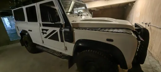 Автомобиль Land Rover Defender, 2014 г.в., VIN SALLDHMR8FA460858, г.н. М874МХ51, цвет ярко-белый, кузов без видимых повреждений, в рабочем состоянии, пробег 15852 км, состояние салона удовлетворительное. Работоспособность не проверялась. Расположенный по адресу: г. Мурманск, пр-кт Кольский, 8-10, АГ 12. Должник Задворный Ю.В.