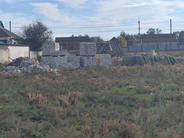 Объект незавершенного строительства проектируемой площадью 90 кв. м, степень готовности объекта незавершенного строительства 18 %, проектируемое назначение – нежилое, кадастровый номер 08:13:240125:174; земельный участок общей площадью  1200 кв.м., категория земель – земли населенных пунктов, вид разрешенного использования – для индивидуального жилищного строительства, кадастровый номер – 08:13:240125:143, местонахождение: Республика Калмыкия, Яшкульский район, п. Яшкуль, ул. Алтн-Булг, 25.